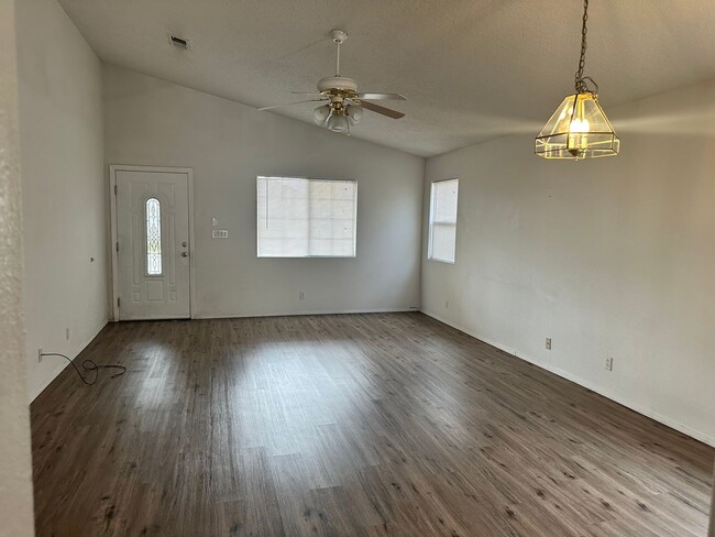 Building Photo - Super 3 Bedroom
