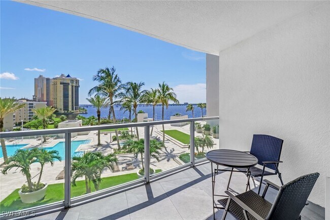 Foto del edificio - 3000 Oasis Grand Blvd
