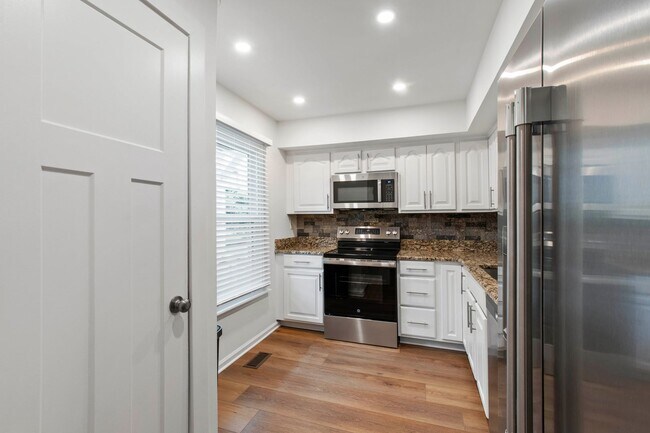 Foto del edificio - Rare Find: Updated and Modern End-Unit Tow...