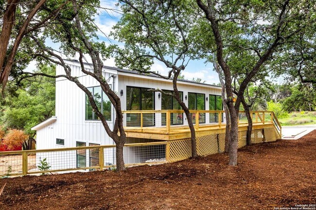 Building Photo - 102 Crestview Dr