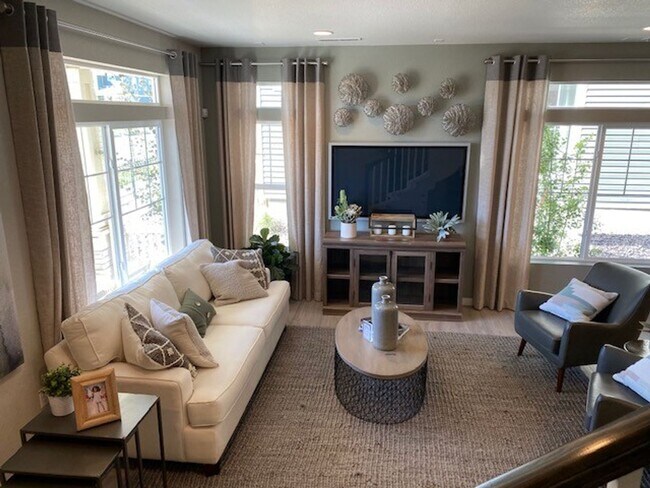 Foto del edificio - IMMACULATE 3 BED 3 BATH FORMER MODEL HOME ...