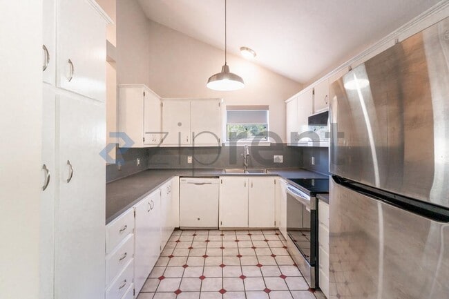 Building Photo - Unit B
