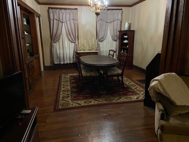 Dining room with table/chairs - 51-53 E Main St