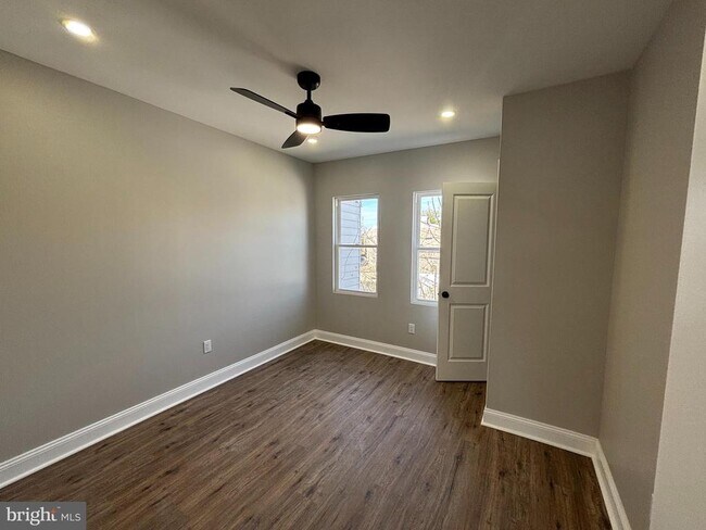 Foto del edificio - 7211-13 Theodore St