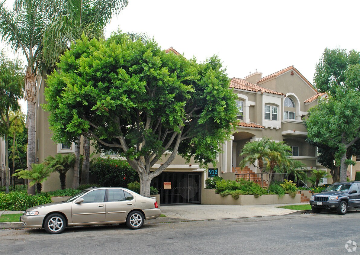 Building Photo - 912 N Croft Ave