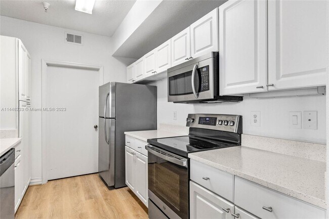Building Photo - 5554 Metrowest Blvd