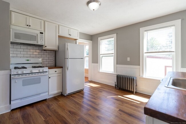 Building Photo - 207 Divinity St