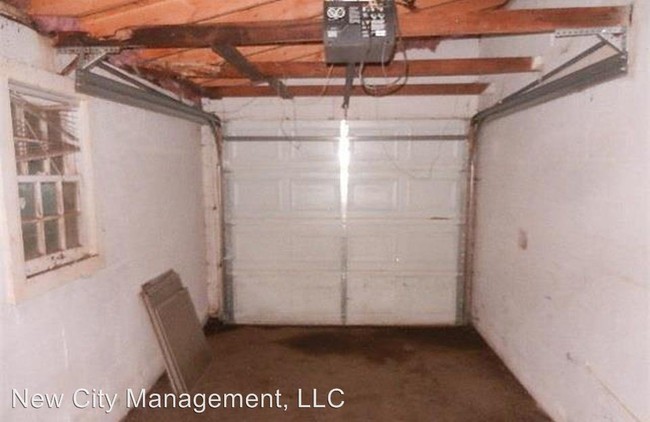 Building Photo - 3 br, 1.5 bath House - 1177 East 65th Street