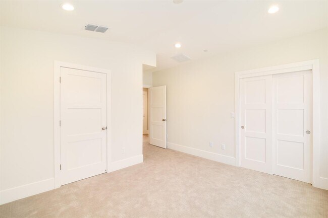 Building Photo - NEWER HOME -4 BED, 3.5 BATHS, 2 CAR GARAGE DOWNTOWN LIVING