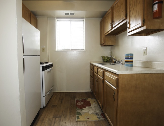 Building Photo - Parkside Gardens Apartments and Townhouses