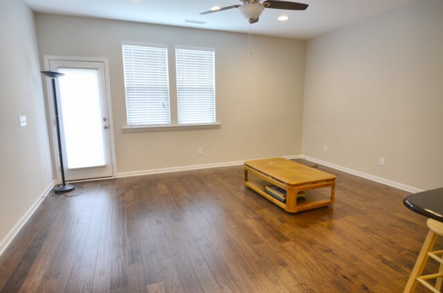 Building Photo - Beautiful 3 Bedroom Townhouse in Waterston...