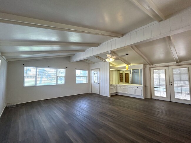 Building Photo - AVAILABLE NOW!! 2 Bed 2 Bath Home in Thous...