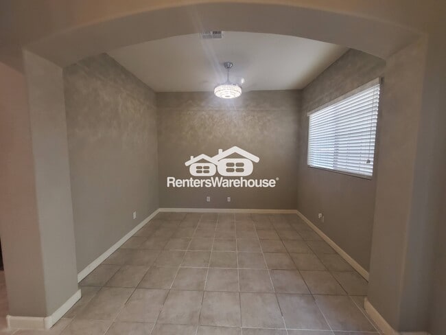 Building Photo - 1367 S Country Club Dr