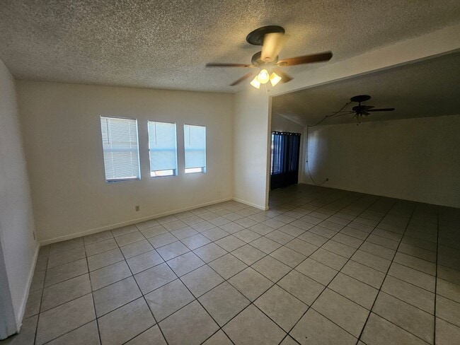 Building Photo - 4 BEDROOM HOUSE in Fort Mohave.