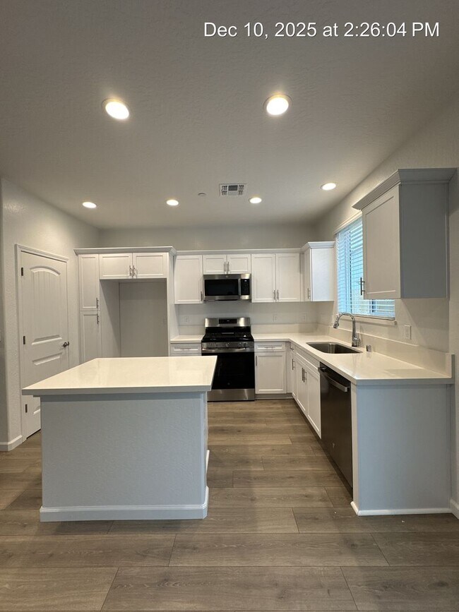 Building Photo - Newly built Home! Rent Ready !!