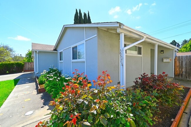 Building Photo - $3490 / 3 BED, 2 BATH BEAUTIFUL SUNDALE HOME