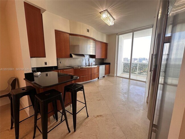 Foto del edificio - 18101 Collins Ave