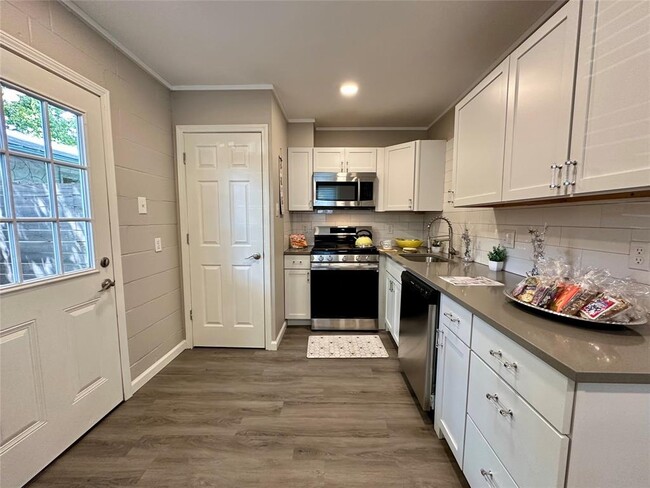 Building Photo - 2612 Rogers Ave