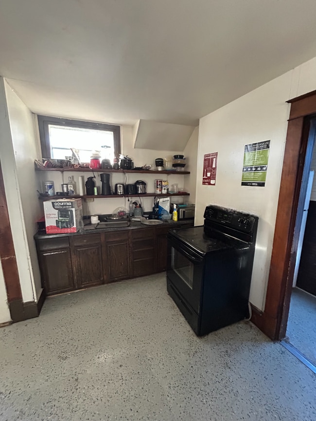 Building Photo - 7 bedroom 3 bath - available for June 1st ...