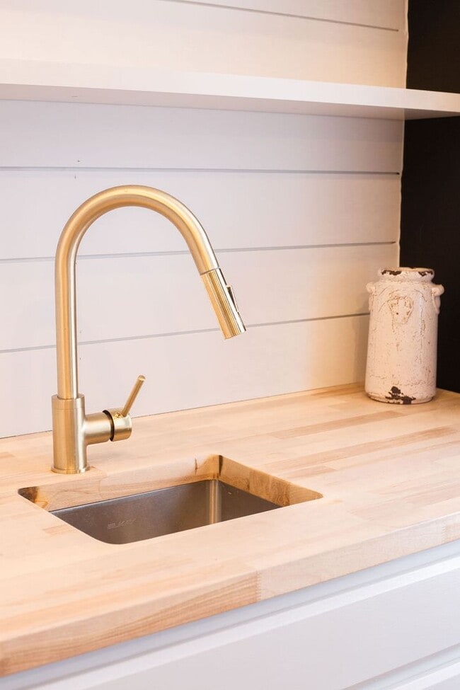 Building Photo - 220 W Chestnut St