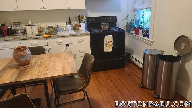 Foto del edificio - 208 Winthrop Rd