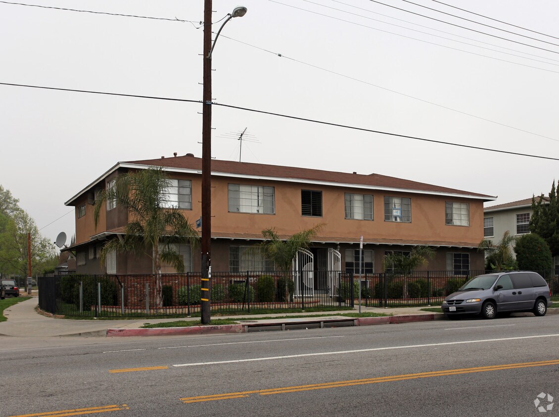 Primary Photo - 8333 Lindley Ave