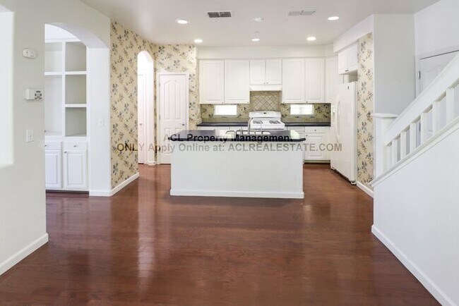 Building Photo - Spacious 3-Bed, 2.5-Bath Home in Prime Bre...