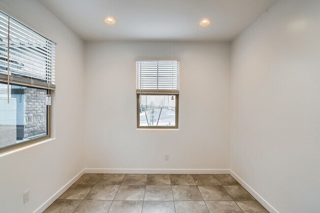 Foto del edificio - 16894 W Evergreen Rd