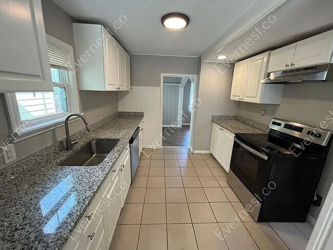 Foto del edificio - 23115 Powell Ave