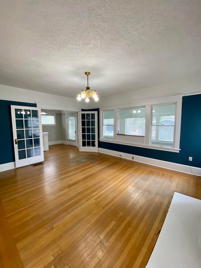 Building Photo - Beautiful Craftsman on Broadway with Live-Work Space Option