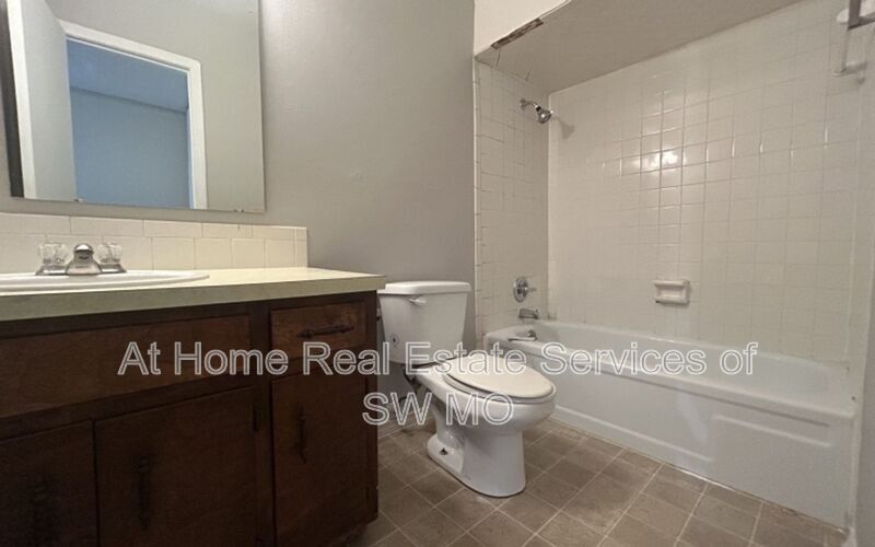 Building Photo - 933 S Wildan Ave