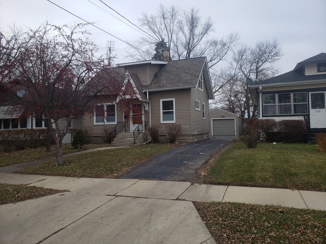 325 Stuart Ave, Aurora, IL 60505 House Rental in Aurora, IL