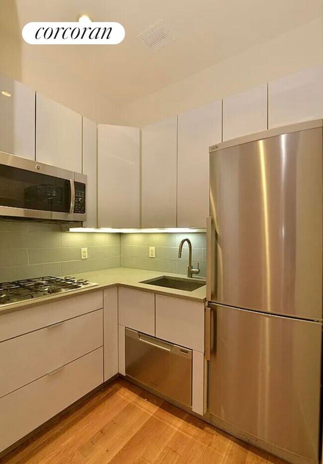 Foto del edificio - 243 E 2nd St