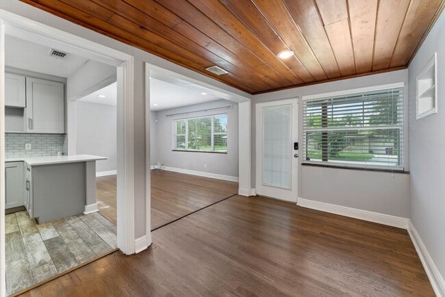 Building Photo - Charming and Updated 2/2 Home in Colonial ...