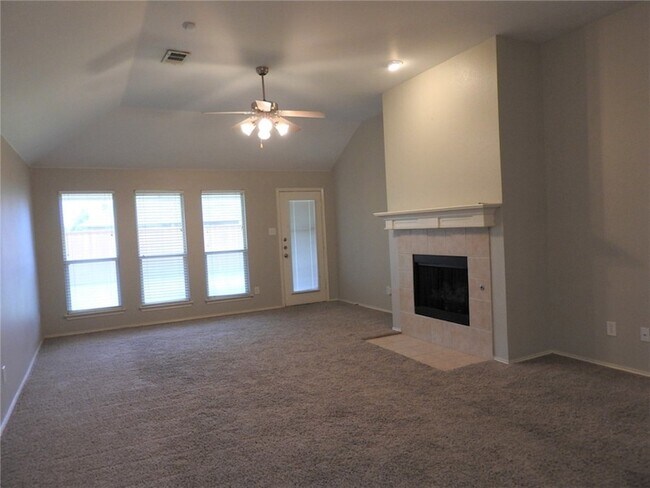 Foto del edificio - 6006 Holly Crest Ln