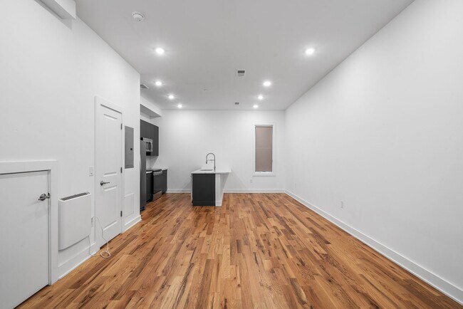 Foto del edificio - 4 Bed 3.5 Bath Townhomes 2176 sqft