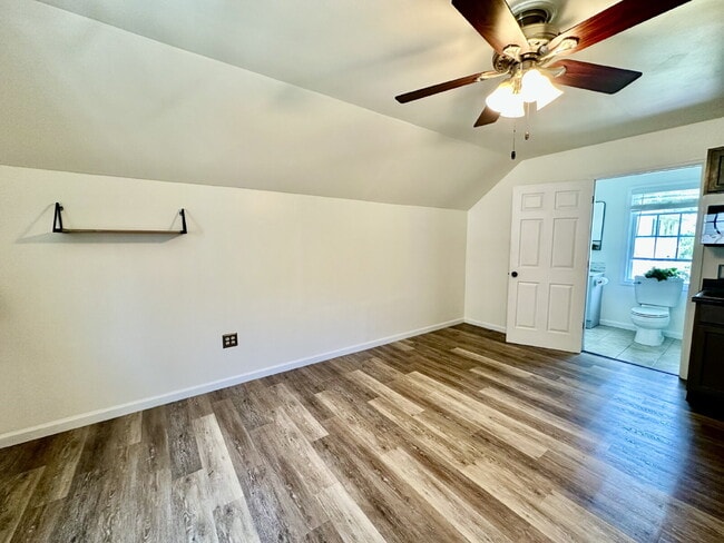 Building Photo - Cute Studio Garage Apartment in Westbury P...
