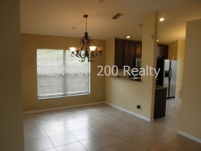 Building Photo - MOVE IN 3BED 2BATH HOME / FENCED IN BACKYARD