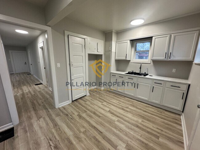 Building Photo - Welcome home to this beautiful 2 bedroom, 2 full bath in Forest Manor, just minutes from the Fair...