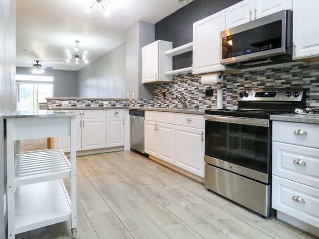 Building Photo - 2 Bedroom Plus Bonus Room - Tigard Townhom...