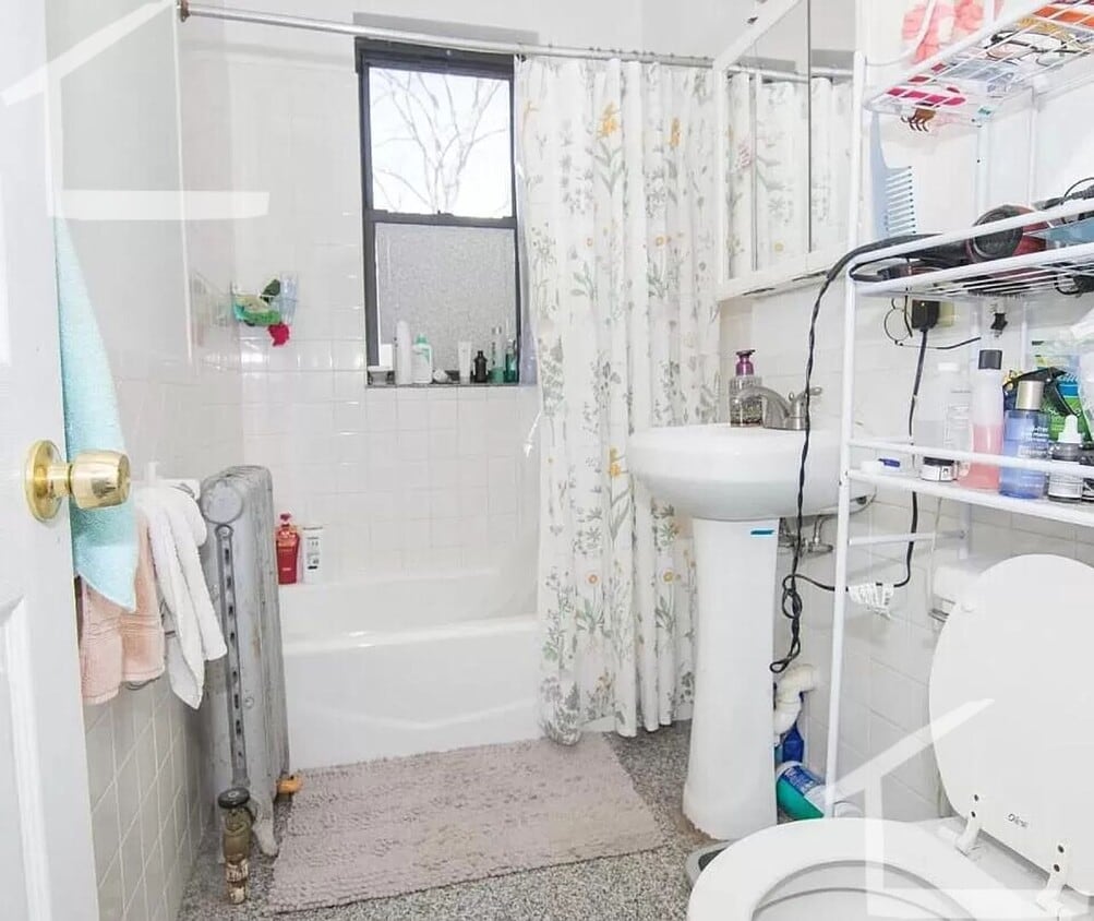 Foto del edificio - Great 4 Bed Available 9/1/26