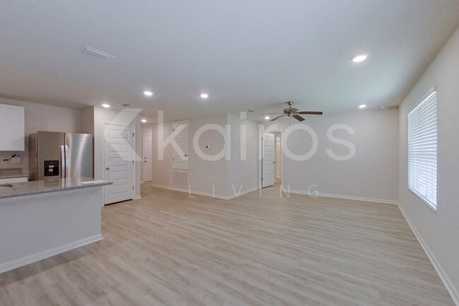 Building Photo - 389 Monarch Ln