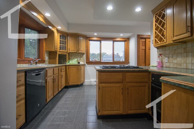 Foto del edificio - 2 br, 1 bath Duplex - 24 Shepard St 2