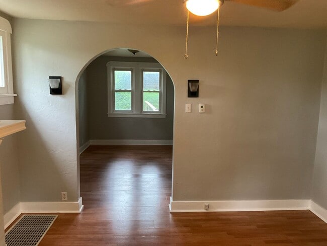 Building Photo - Charming, Character-Filled 2 Bedroom in Br...
