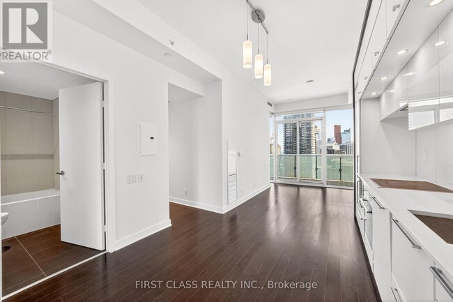 Building Photo - 15 Grenville St