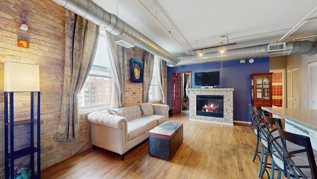 Building Photo - 420 S Clinton St