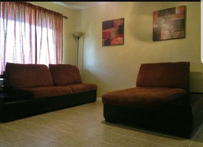 Amplia sala de estar con azulejos de cerámica. - 6111 Pierce St