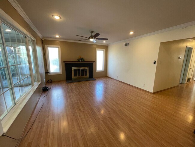 Foto del edificio - Nor Cal Realty, Inc - 3 bedroom 2 bath house with 2 car garage.