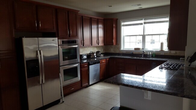 Kitchen - 42561 Highgate Terrace