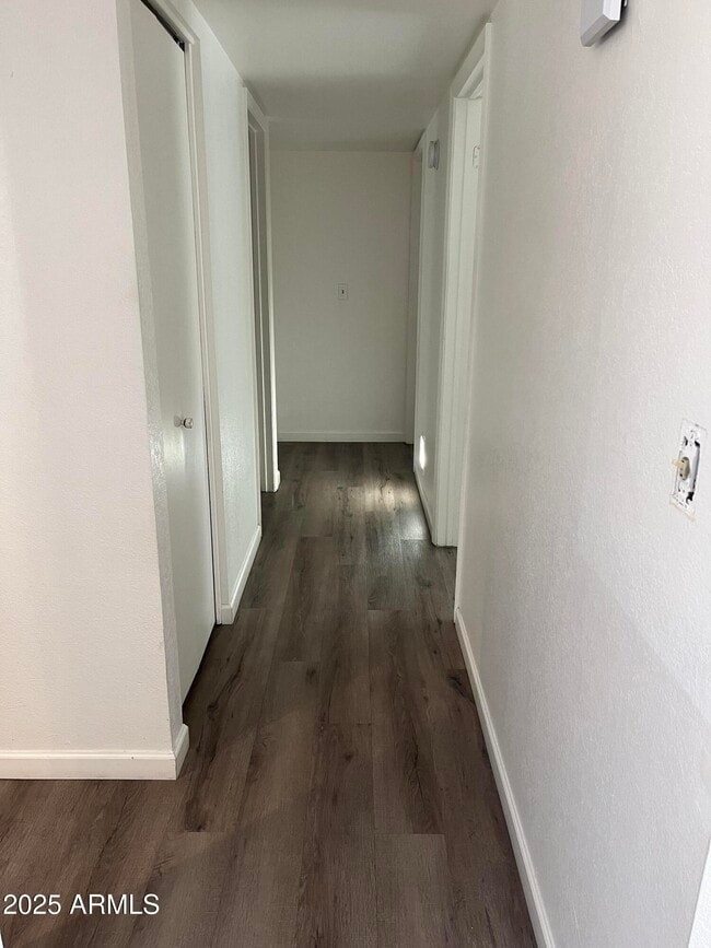 Building Photo - 3320 S Parkside Dr